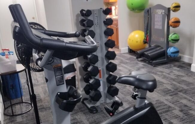 1 bed, 1 bath, 677 sqft, $1,400, Unit 033