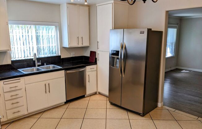 1927 Cloverfield Blvd