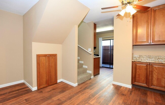 2 beds, 1.5 baths, $2,495, Unit 18