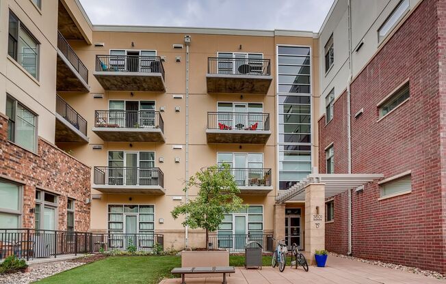 2BDR Condo w/ AMAZING private patio & amenities!