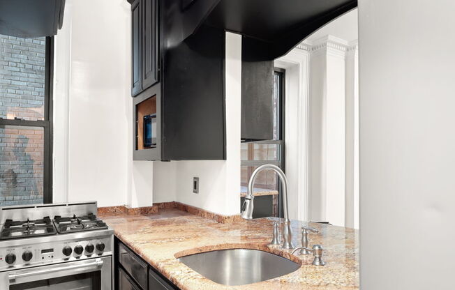 305 W 72 ST