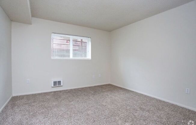 Spacious One Bedroom/ Private Patio/ Washer & Dryer in Home