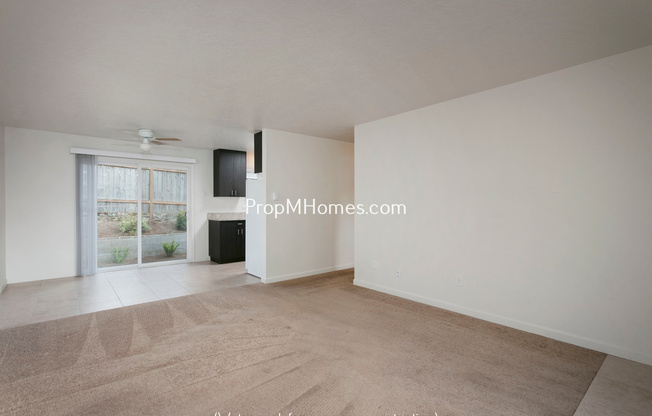 Updated NE Portland Glenfair Two Bedroom Apartment w/ Fenced Patio!