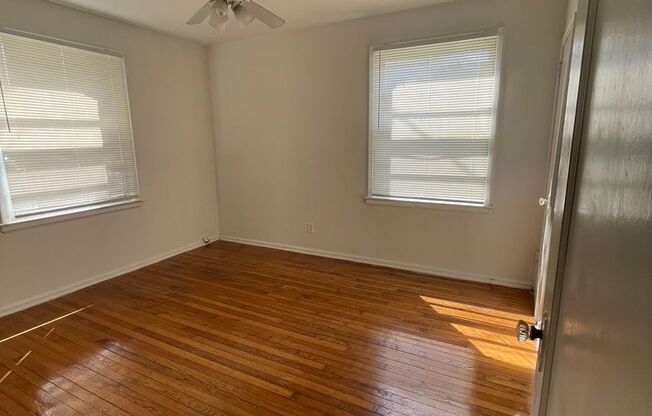 2 beds, 1 bath, 950 sqft, $1,295, Unit 1529 MCDUFF AVE. #2 down