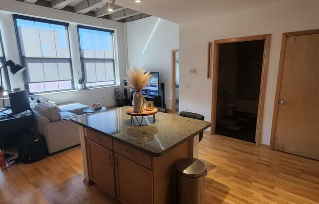 1 bed, 1 bath, 735 sqft, $1,675, Unit 404