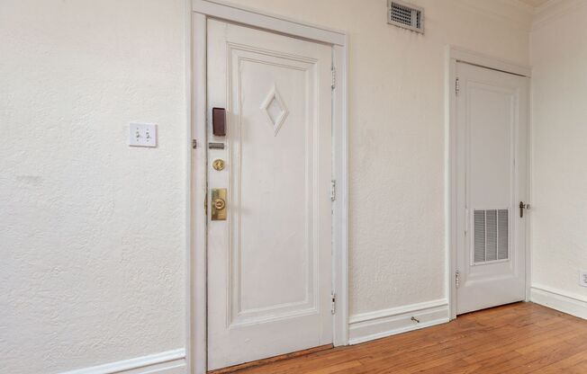 Large 2BD/2 Full Bath Apartment with laundry in unit!