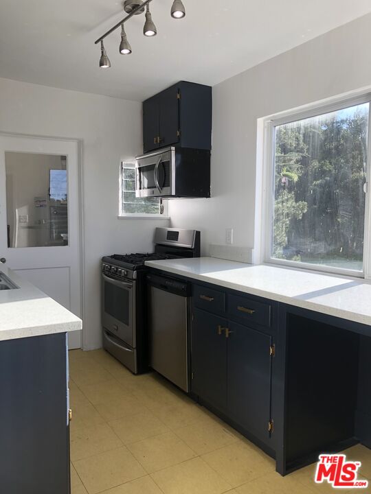 2225 1/2 LK SHR AVE