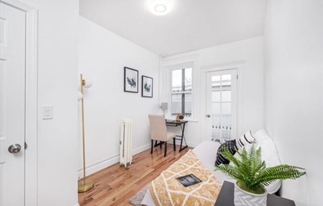 2 beds, 1 bath, $2,900, Unit # 20