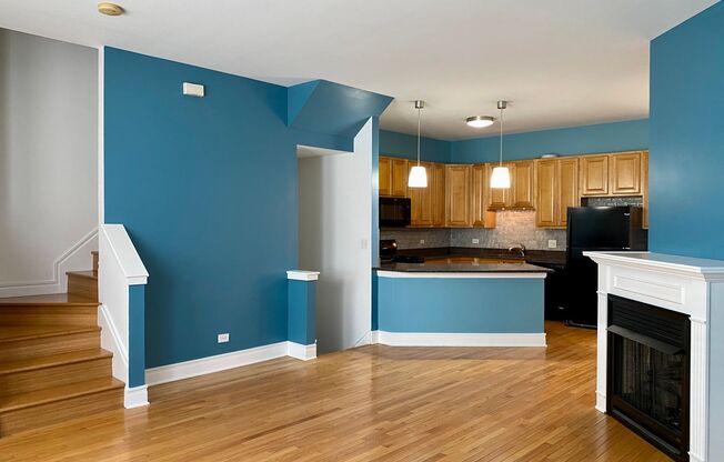 Fabulous 3 Bed / 2.5 Bath Townhouse in Downtown Oak Park! Water & 2 Parking Spaces INCLUDED!