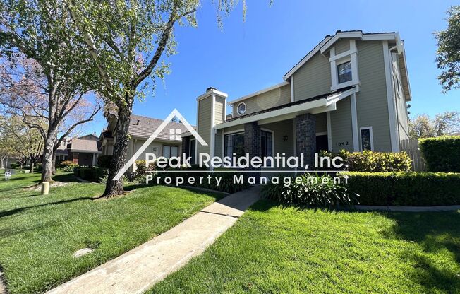 Spacious 3bd/2.5ba Roseville Home In Gated Community-Must See
