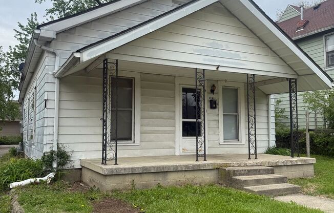 2 Bed 1 Bath - Off Street Parking/Washer Dryer Hook Up!