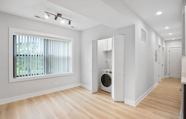 3 beds, 1 bath, 670 sqft, $1,995, Unit 1552.5-3H