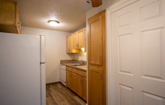 2 beds, 1 bath, $1,425, Unit 3932