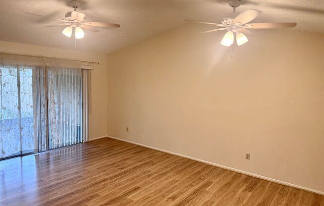 2/1 Townhome Located in Carrollwood WITH Garage and Porch!