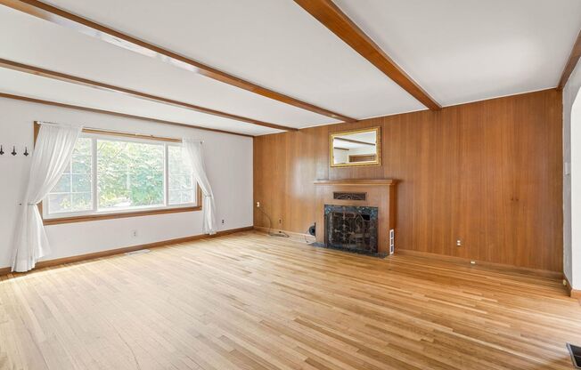 Amazing vintage 2-bdrm/2-bath Cully home—Giant garden, detached art studio, great location