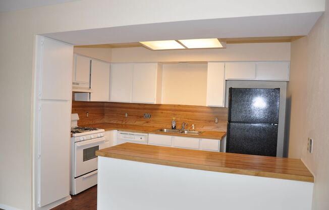 2 Bedroom 1 Bath with Balcony near Q2 Stadium