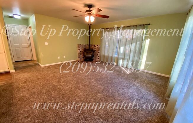 Spacious 3 Bedroom Home in Willow Springs!