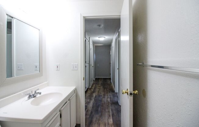 2 beds, 1 bath, 889 sqft, $1,250, Unit 40