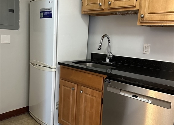 2 beds, 1 bath, 940 sqft, $2,400, Unit 8C