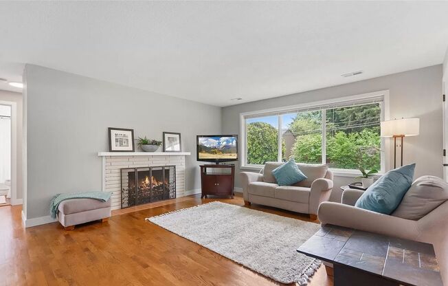 LOW RENT!Beautiful 4Bed2Bath House!PRIME heart of Lynnwood!Convenient Location!