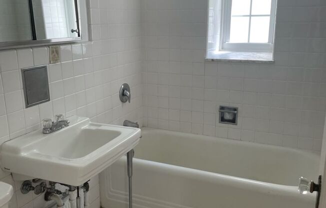 1 bed, 1 bath, 768 sqft, $1,385, Unit Royal York 112