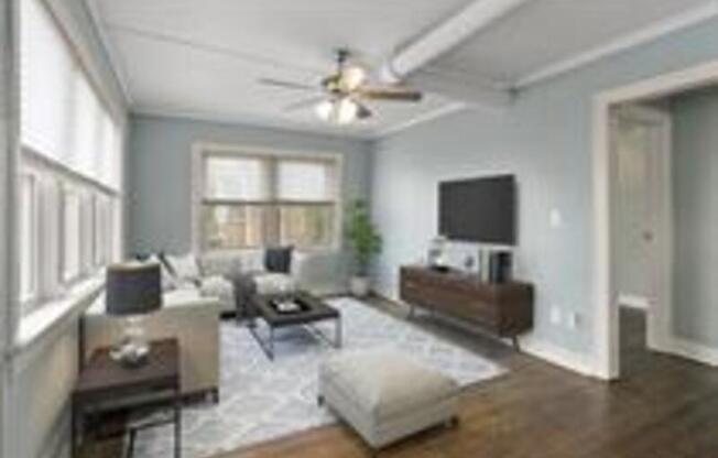 722 W 37 ST