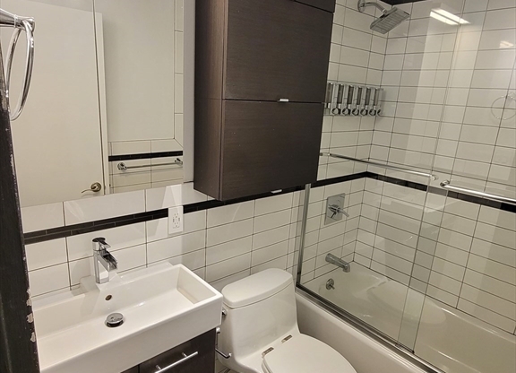 2 beds, 2 baths, 1,100 sqft, $4,850, Unit 924
