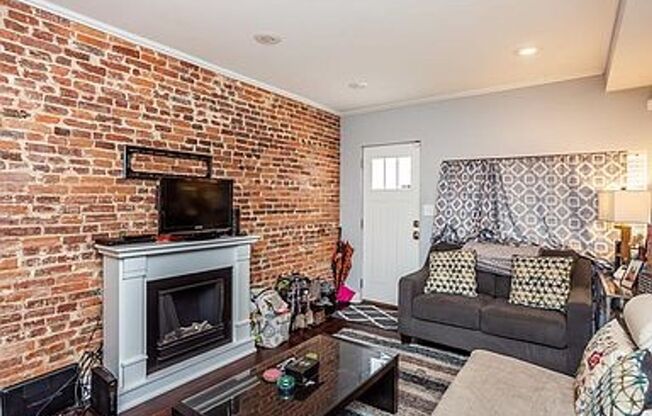 Gorgeously Renovated Upper Fells Point 2bd/2.5ba w/ CAC & More! Available 7/15