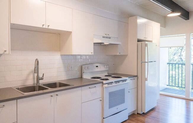 Tranquil and Remodeled 2BR/1BA Updated Unit! Tam Valley! Parking! Laundry! PROGRESSIVE