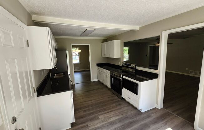 Spacious 4BR Home with Fireplace in Ellenwood