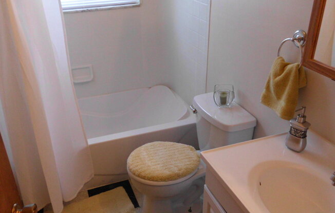 2 beds, 1 bath, 1,000 sqft, $959, Unit 4