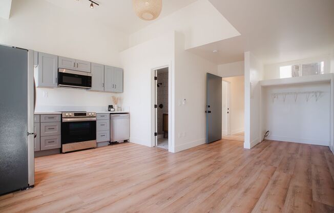 Studio, 1 bath, 324 sqft, $2,350, Unit 204