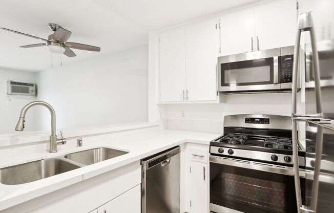 1 bed, 1 bath, 695 sqft, $1,998, Unit 319