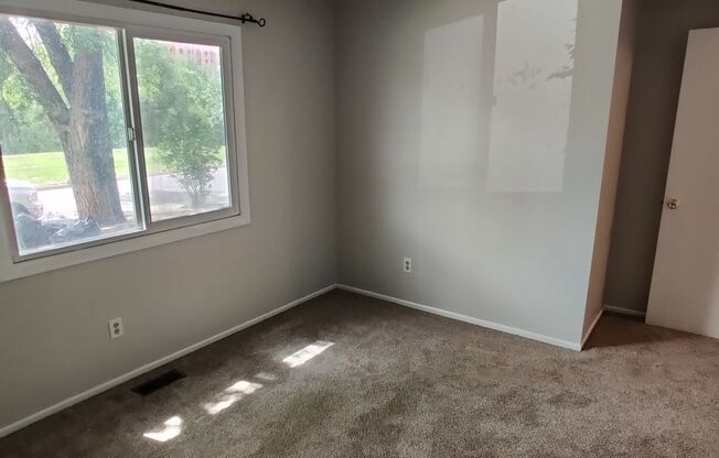 2 beds, 1 bath, $1,595