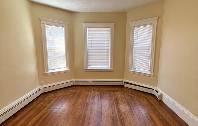 3 beds, 1 bath, $3,650, Unit 2