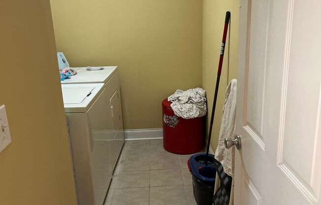 Well kept modern 3bd 2ba house