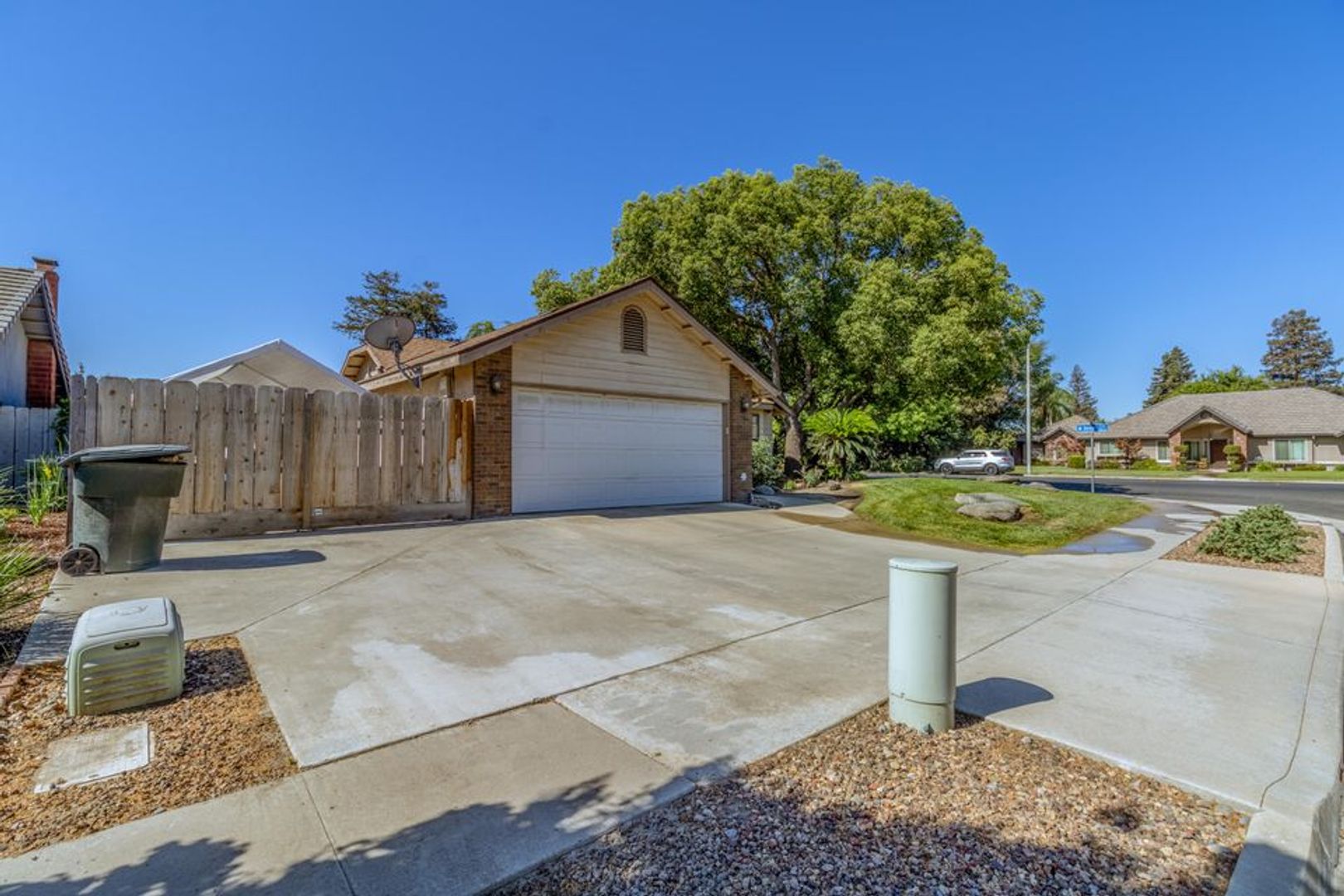 407 HOOVER AVE - 3 BEDROOM 2 BATH - TULARE