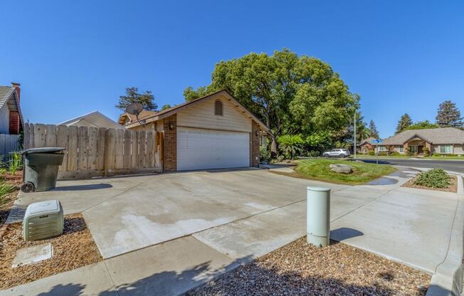 407 HOOVER AVE - 3 BEDROOM 2 BATH - TULARE