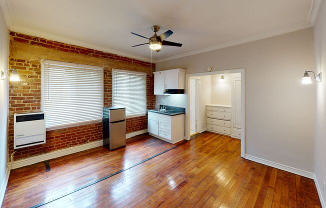 Studio, 1 bath, 375 sqft, $1,545, Unit 405