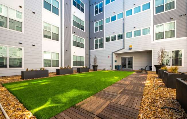 the courtyard with grass and a walkway at Mockingbird Flats, Dallas, Texas