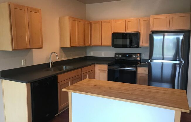 2 beds, 2 baths, 926 sqft, $1,600, Unit 210