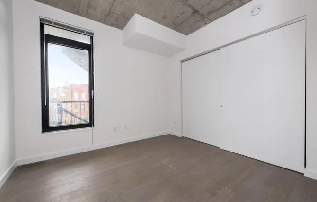 281 UN AVE