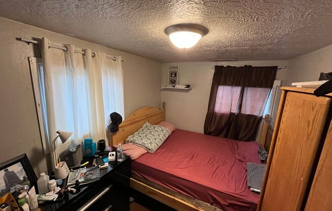 2 beds, 1 bath, $1,300