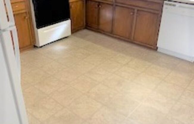 2 beds, 1 bath, 903 sqft, $1,210, Unit I-5