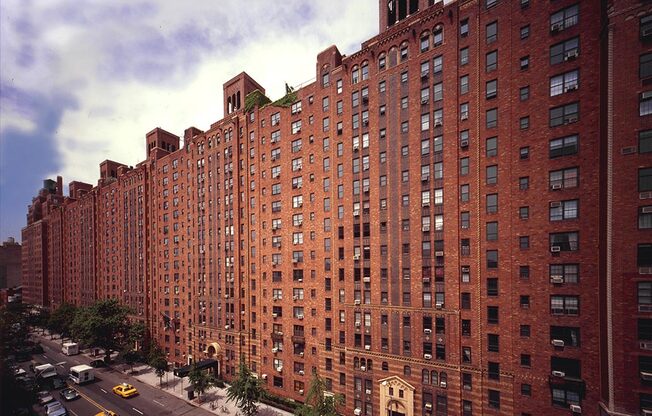 470 W 24 ST