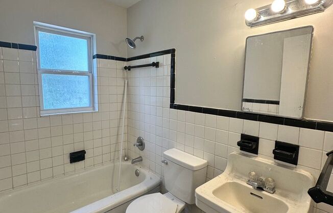 2 beds, 1 bath, 775 sqft, $950, Unit 1411-8