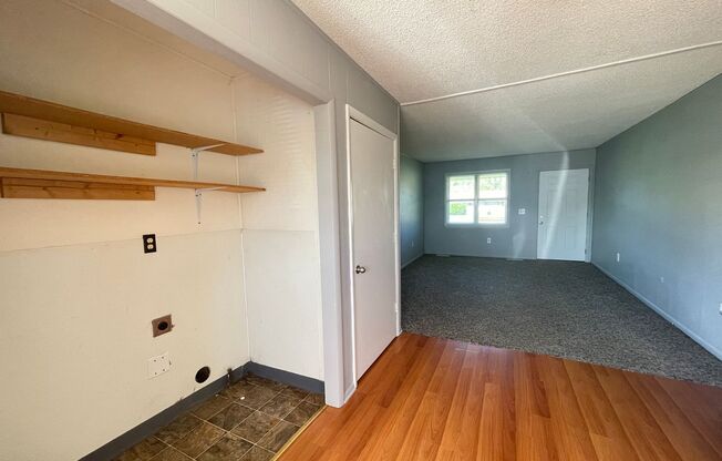 2 beds, 1 bath, 900 sqft, $850, Unit B8