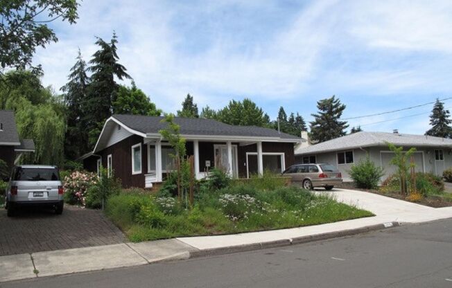 Terrific 2 Bedroom, 2 Bathroom Home in S. Eugene