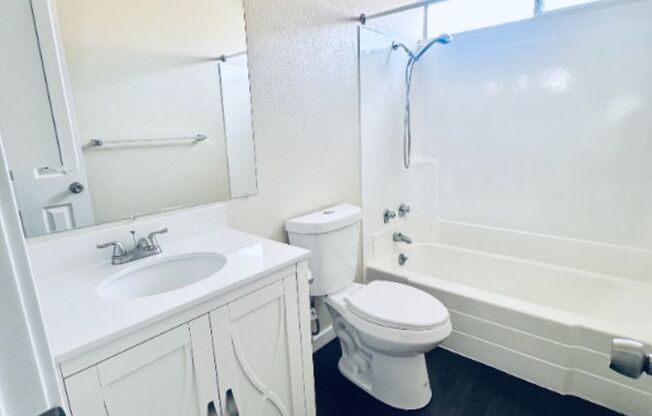 Huge 1 Bedroom in Quiet Neighborhood