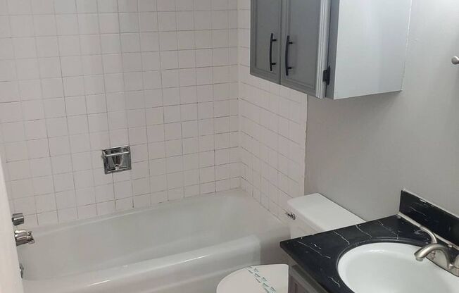 2 beds, 1.5 baths, 935 sqft, $910, Unit 7802-203